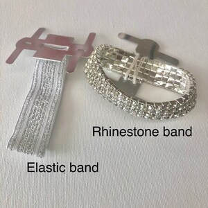 Pu&ograve; includere: L'immagine mostra due accessori: un elastico argentato e una fascia di strass. L'elastico &egrave; argentato e glitterato. La fascia di strass &egrave; composta da strass chiari e scintillanti. Il testo sull'immagine recita "Elastic band" e "Rhinestone band."
