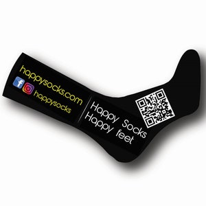 Könnte beinhalten: Schwarze Socke mit einem weißen QR-Code und dem aufgedruckten Text "Happy socks Happy feet". Die Socke befindet sich auf einem weißen Hintergrund. Der Text "happysocks.com" und die Social-Media-Icons für Facebook und Instagram sind ebenfalls sichtbar.