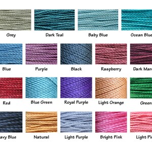 Pode incluir: Uma carta de cores de 18 cores diferentes de fio de bordar, incluindo cinza, azul escuro, azul beb&ecirc;, azul oceano, azul, roxo, preto, framboesa, marrom escuro, vermelho, azul esverdeado, roxo real, laranja claro, verde, azul marinho, natural, roxo claro, rosa brilhante e rosa claro.