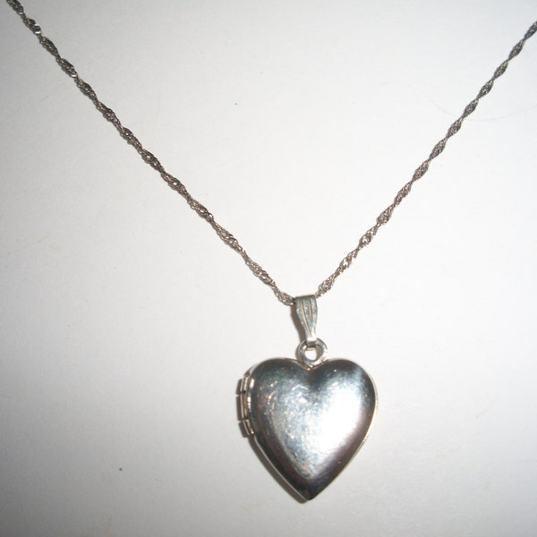 Vintage STERLING SILVER Heart Memory Picture Locket Necklace