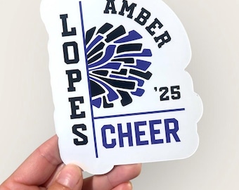 Peut inclure: Un autocollant blanc découpé présentant un graphique bleu foncé et violet de pompon. Le texte indique AMBER, LOPES, CHEER et '25 en lettres capitales bleu foncé. Le design comprend une ligne verticale et horizontale séparant les éléments.