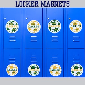Puede incluir: Ocho puertas de casilleros azules con imanes de balón de fútbol amarillo y verde. Los imanes tienen la palabra "EAGLES" y un número. Los números en los imanes son 33, 25, 14, 17, 8, 20, 17 y 6.