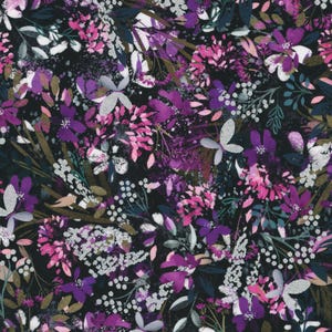 Könnte beinhalten: Ein nahtloses Muster mit einem dunklen Hintergrund und einer Vielzahl von violetten, rosa und weißen Blumen und Blättern. Das Muster ist perfekt für Stoffe, Tapeten oder andere Dekorationsprojekte.