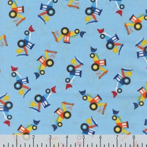 以下が含まれることがあります： 黄色、赤、青の玩具建設車両が繰り返しパターンで描かれた青い布。車両はすべて同じ方向を向いており、前面にスコップが付いています。