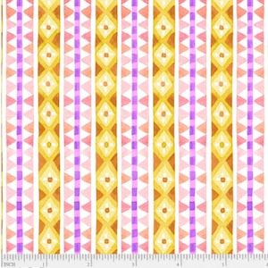 以下が含まれることがあります： 黄色、ピンク、紫のストライプで繰り返される幾何学模様のシームレスパターン。パターンは三角形、正方形、菱形から構成されています。