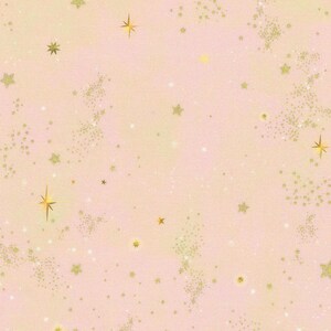 Pode incluir: Um tecido rosa claro com um design celestial. O padrão apresenta estrelas douradas de vários tamanhos e formas, juntamente com aglomerados de glitter dourado. O efeito geral é uma estética brilhante e sonhadora, adequada para vários projetos de artesanato.