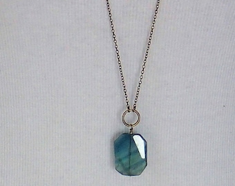 Collar con pepita de fluorita en cadena. Collar minimalista, collar de piedra preciosa azul, collar largo de estilo bohemio, regalo para mujer.