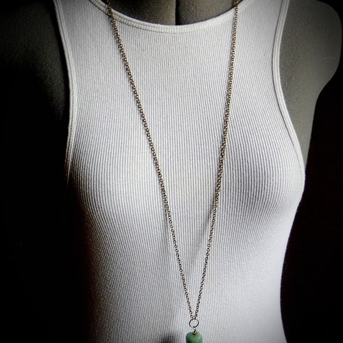 Long collier minimaliste en aventurine verte, cadeau dans une boîte, pendentif simple en pierres précieuses sur une longue chaîne. pendentif vert sur chaîne, cadeau