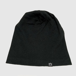 Puede incluir: Gorro negro de punto de waffle con un pequeño logotipo de corona blanca.