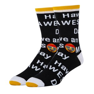Puede incluir: Calcetines negros con texto blanco que dice "Have an Awesome Day" y un emoji de gafas de sol. Los calcetines tienen una franja amarilla y blanca en la parte superior.