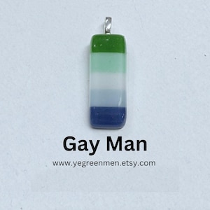 Colgante de hombre gay de vidrio fundido, hecho a mano. Envío gratuito al Reino Unido. Joyería MLM LGBTQ+. El amor triunfa.