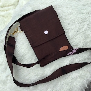 Bolso bandolera hecho a mano, con tres compartimentos: para celular, tarjetas de crédito y efectivo. Hecho con mucho cariño.