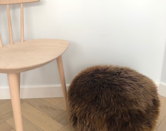 Pouf in pelle di pecora marrone fatto a mano, soffice cuscino da pavimento, poggiapiedi