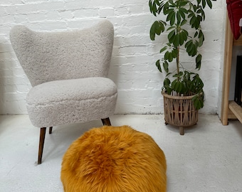 Pouf in pelle di pecora color oro-arancio, poggiapiedi, cuscino da pavimento, interno neutro, arredamento per soggiorno, autentico, morbido e soffice, casa accogliente