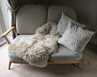Tappeto in pelle di pecora riccia color biscotto, beige neutro, decorazione Hygge