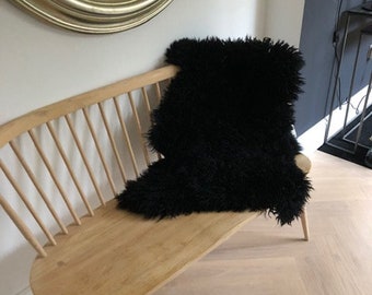 Hermosa piel de oveja rizada negra, alfombra de piel de oveja, decoración del hogar de otoño, cubierta de silla, lana natural, decoración de la oficina en casa