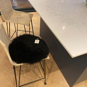 Schwarzes Schaffell Sitzkissen, echtes Schaffell, schwarzes Schaffell, schwarzes Sitzkissen, tolles Geschenk