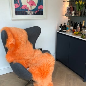 Orange fårskinnsmatta, XL-dragkrok, orange matta, inredning, ljusorange fårskinnsmatta, orange fluffig matta, äkta fårskinn