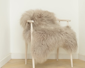 Przepiękny jasnoszary dywan z owczej skóry, najwyższej jakości miękki gruby polar, luksusowa islandzka skóra owcza, hygge, dywan futrzany, wystrój wnętrz