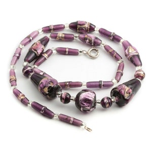 Colar tcheco vintage de 18" com sobreposição de folha de ametista roxa e contas de vidro lampwork feitas à mão