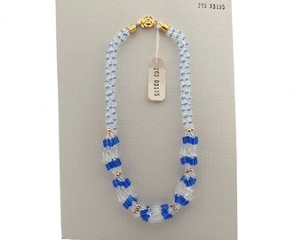Collar checo vintage de tres hilos de 16" con cuentas de vidrio tipo corneta de pentágono azul transparente