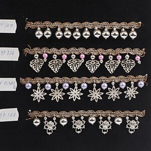 Vintage Tsjechische set 6 hangende druppelkralen lint kantversieringen lamp franje jurk hoedenzaak poppen voorbeeldkaart
