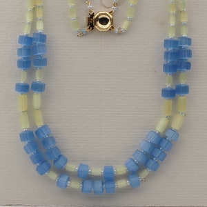 Vintage21" Tsjechische ketting met 2 strengen geelblauwe satijnen atlasglaskralen