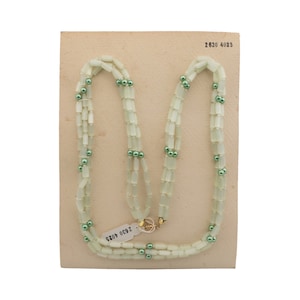 Vintage 29" Tsjechoslowaakse ketting met 3 strengen lichtgroene satijnen Atlasglaskralen