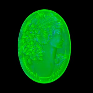Uranium glass cameo cabochon vintage Czech 39x29mm