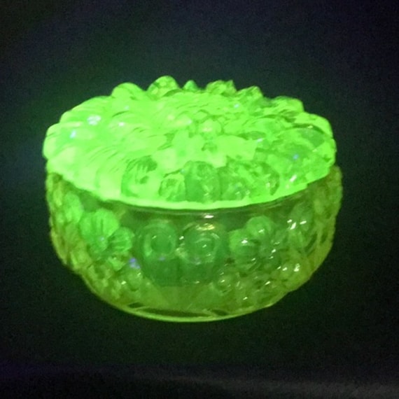 チェコスロバキア　Bohemia Glass 四つ葉型クリスタルトレイ Sunflower Uranium Glass, Vanity Powder Trinket Box Dose Schlevogt