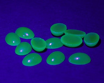12 Czech vintage chrysoprase opaline uranium green oval glass cabochons 16x11mm
