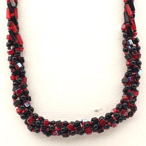 Vintage Tsjechische gedraaide 4 strengen 19-inch ketting zwarte vitrail rode glaskralen