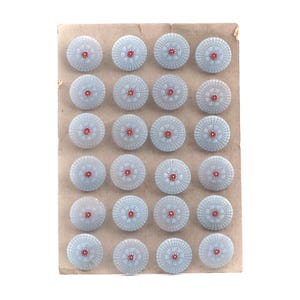 Cartão 18 mm botões de vidro acetinado azul vintage checo pintados à mão flor vermelha