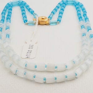 Prachtige vintage Tsjechische 2 strengen 17" ketting blauwe satijnen atlas vijfhoekige bugel glaskralen