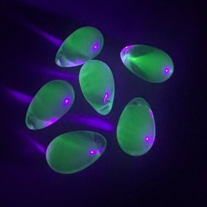 lot 6pcs, Vintage Czech uranium green glass pendant grape Chandelier fruit lamp prism teardrop beads 24/25mm