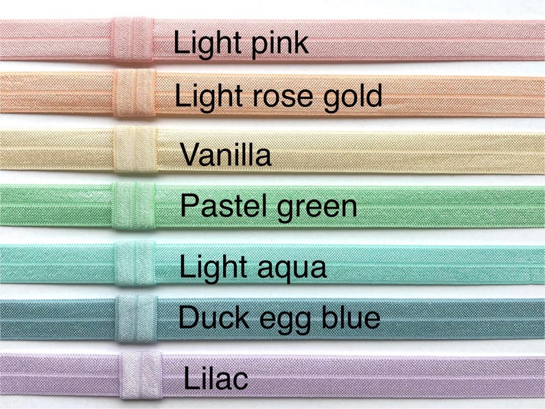 Puede incluir: Siete gomas el&aacute;sticas para el pelo de diferentes colores, de izquierda a derecha: rosa claro, oro rosa claro, vainilla, verde pastel, azul claro, azul huevo de pato y lila.