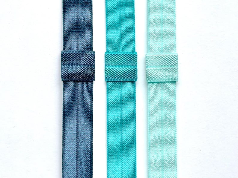 Elastic band to securely keep your planner closed. With a pen holder loop. Available in deep cyan, cyan and aqua.