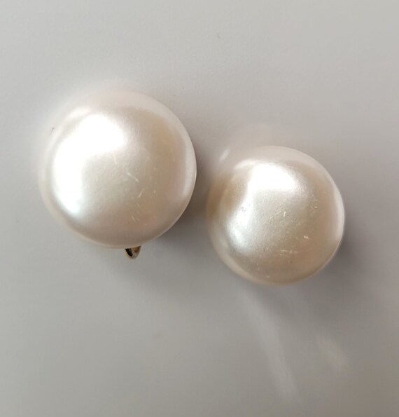 Vintage Clip On Earrings Faux Pearl Gold Colored … - image 1