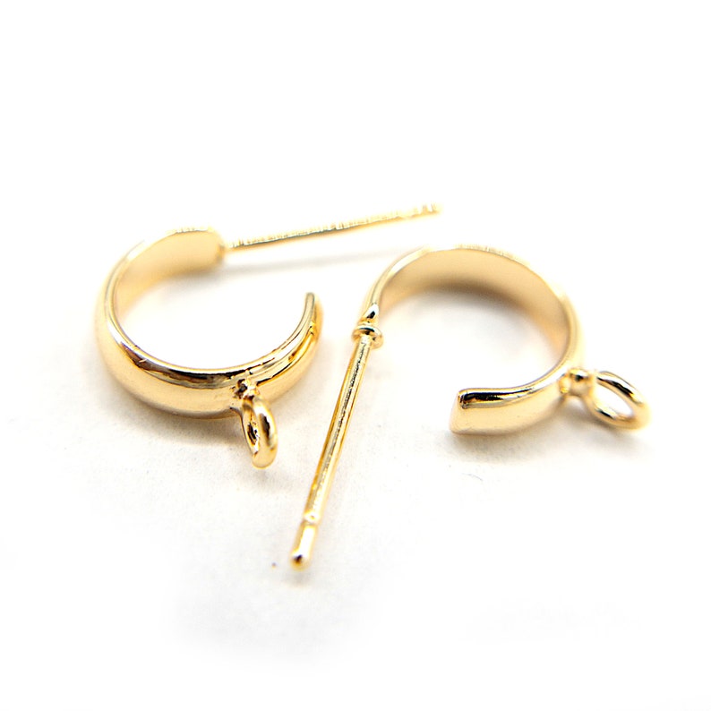 C-Hoop Studs with Loop in 18K Gold Close Details