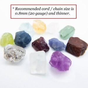 Peut inclure: Une collection de petites pierres pr&eacute;cieuses brutes et multicolores, incluant des pi&egrave;ces transparentes, jaunes, vertes, bleues, violettes et rouge fonc&eacute;. Le texte en haut indique : * Recommended cord / chain size is 0.8mm (20 gauge) and thinner.