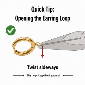 Op de afbeelding: Een instructieve afbeelding met de titel Quick Tip: Opening the Earring Loop toont een gouden oorring die wordt vastgehouden door een metalen tang. Een rode pijl geeft aan dat het kleine lusje zijwaarts moet worden gedraaid, met de tekst This helps keep the ring round.