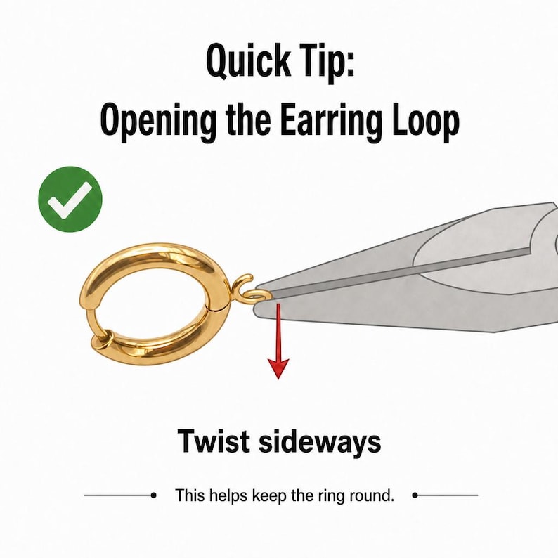 Op de afbeelding: Een instructieve afbeelding met de titel Quick Tip: Opening the Earring Loop toont een gouden oorring die wordt vastgehouden door een metalen tang. Een rode pijl geeft aan dat het kleine lusje zijwaarts moet worden gedraaid, met de tekst This helps keep the ring round.