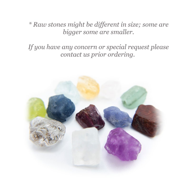 Peut inclure: Une collection de petites pierres brutes multicolores, incluant des pi&egrave;ces transparentes, jaunes, bleu clair, bleu fonc&eacute;, vertes, rouge fonc&eacute; et violettes. Le texte indique : * Raw stones might be different in size; some are bigger some are smaller. If you have any concern or special request please contact us prior ordering.