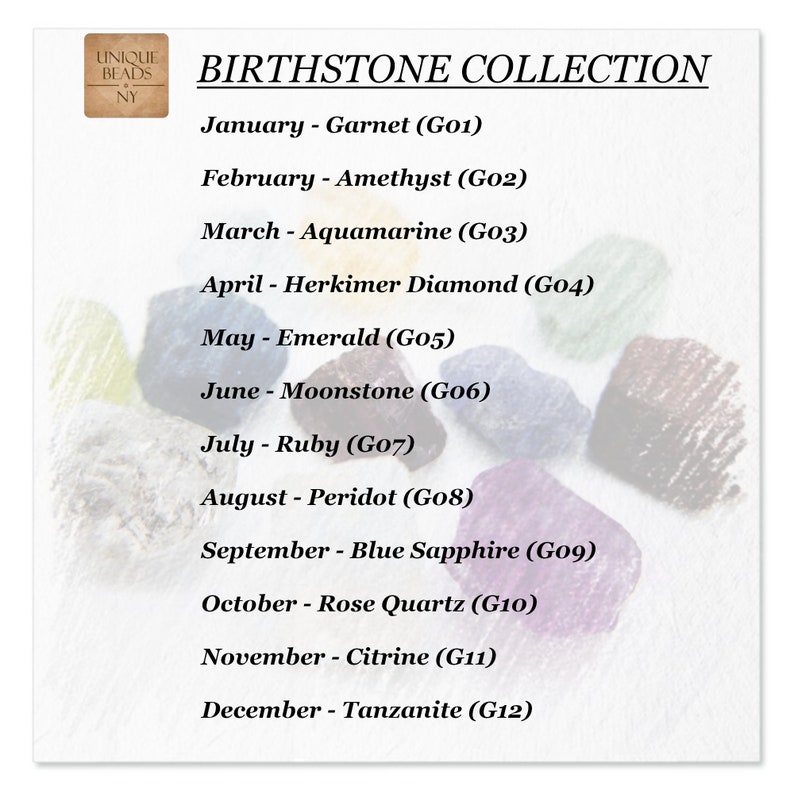 Peut inclure: Un tableau de collection de pierres de naissance avec le texte UNIQUE BEADS NY et une liste de douze mois associ&eacute;s &agrave; des pierres : Grenat, Am&eacute;thyste, Aigue-marine, Diamant Herkimer, &Eacute;meraude, Pierre de lune, Rubis, P&eacute;ridot, Saphir bleu, Quartz rose, Citrine, Tanzanite.