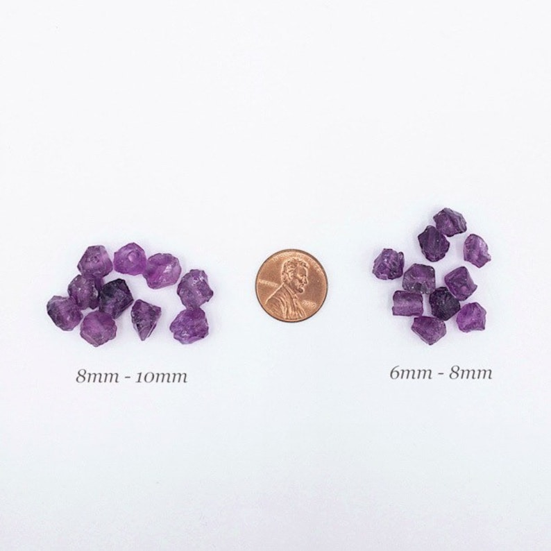 Peut inclure: Deux groupes de pierres d'am&eacute;thyste violettes brutes dispos&eacute;es de chaque c&ocirc;t&eacute; d'une pi&egrave;ce de cuivre. Le groupe de gauche est &eacute;tiquet&eacute; 8mm - 10mm et le groupe de droite 6mm - 8mm. Les pierres ont des formes irr&eacute;guli&egrave;res et des nuances de violet.