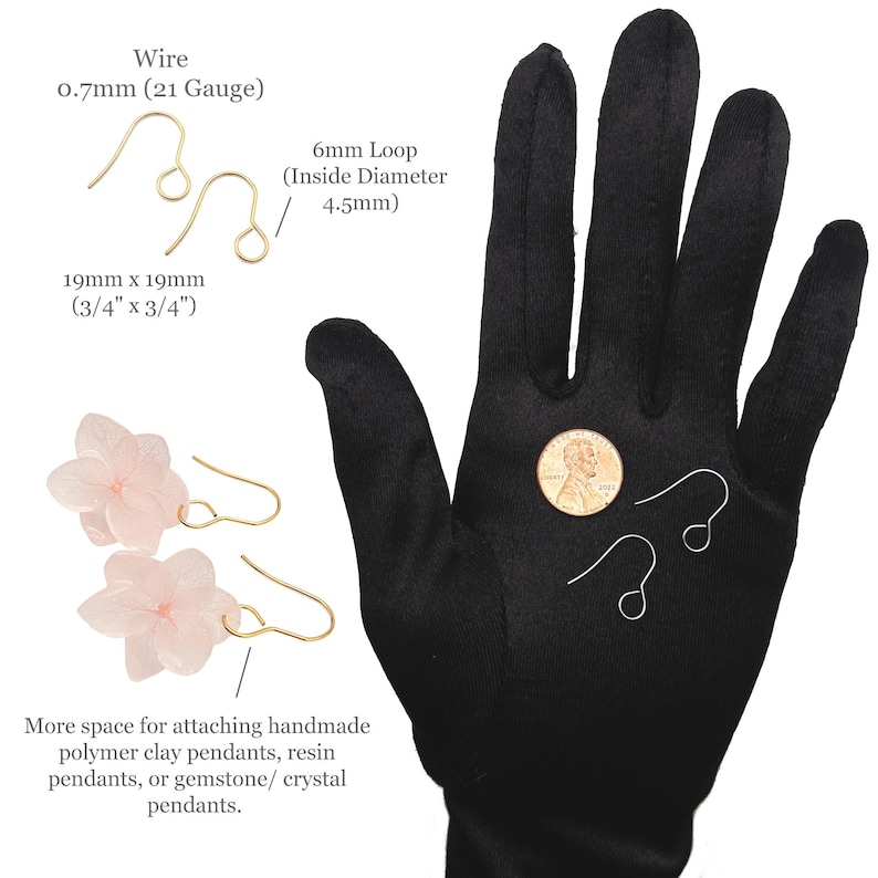 Peut inclure: Crochets de boucles d'oreilles dor&eacute;s avec un fil de 0,7 mm d'&eacute;paisseur et des boucles de 6 mm. Les crochets mesurent 19 mm sur 19 mm. Deux boucles d'oreilles en forme de fleur rose p&acirc;le sont pr&eacute;sent&eacute;es avec deux crochets argent&eacute;s et une pi&egrave;ce.