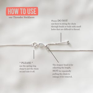 Puede incluir: Primer plano de un collar de cadena de plata con un cierre de anillo de resorte y una cuenta de tope. La imagen muestra c&oacute;mo usar el collar, con instrucciones para usar el cierre de anillo de resorte para poner la cadena y quit&aacute;rsela, y para evitar usar fuerza para enhebrar la cadena a trav&eacute;s de cuentas o ba&uacute;les con agujeros peque&ntilde;os. La cuenta de tope es para ajustar la longitud, no para tirar de la cadena repetidamente para agrandarla para su extracci&oacute;n.