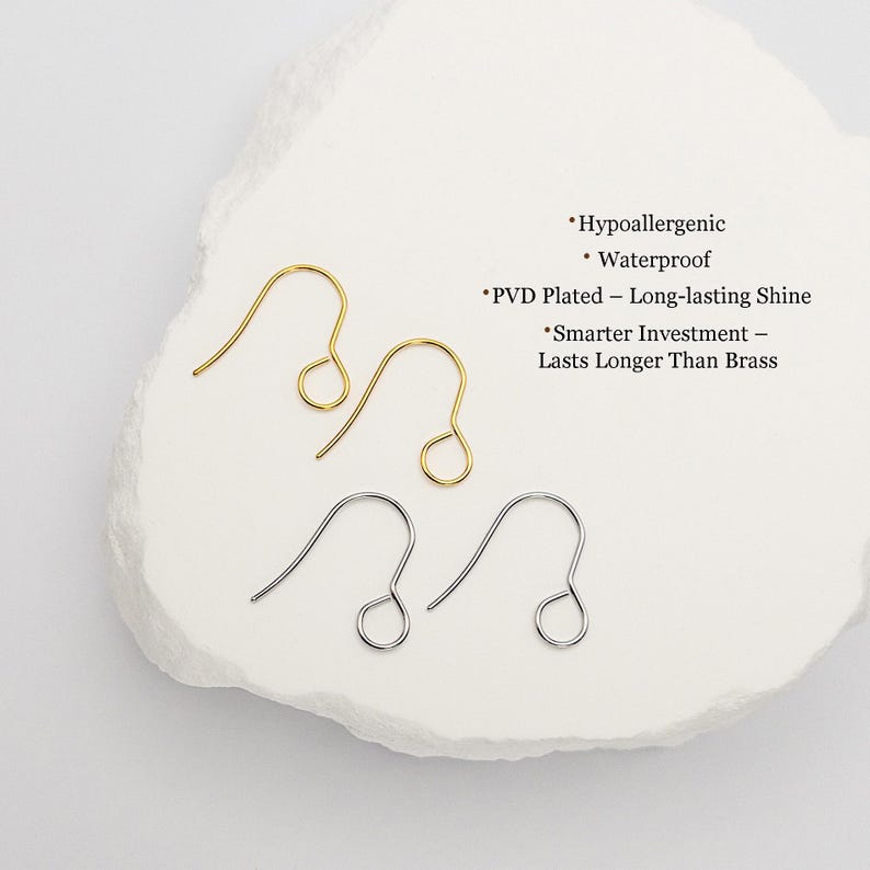 Peut inclure: Deux crochets de boucle d'oreille en m&eacute;tal dor&eacute; et deux en m&eacute;tal argent&eacute; avec un design en fil courb&eacute; et une boucle circulaire &agrave; la base. Le texte sur l'image indique : Hypoallergenic, Waterproof, PVD Plated &ndash; Long-lasting Shine, Smarter Investment &ndash; Lasts Longer Than Brass.