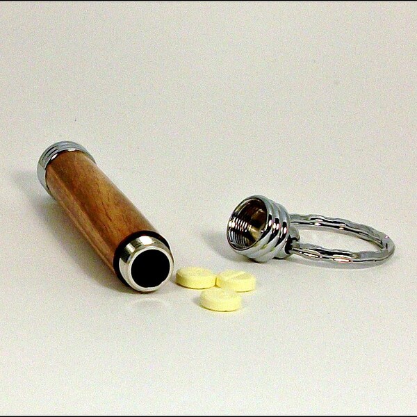 Pill Holder Schlüsselanhänger Kette mit Chrom Hardware. Goncalo Alves Holz Medikamentenschachtel. Schlüsselanhänger Geheimnis Fach. Zahnstocher Inhaber.