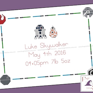 Peut inclure: Un motif de point de croix blanc sur le thème de Star Wars. Il représente les personnages R2-D2 et BB-8, ainsi que le texte "Luke Skywalker, May 4th 2016, 04:05pm 7lb 5oz".